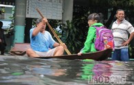 ATNĐ gây mưa lớn, người Sài Gòn bơi xuồng trên phố